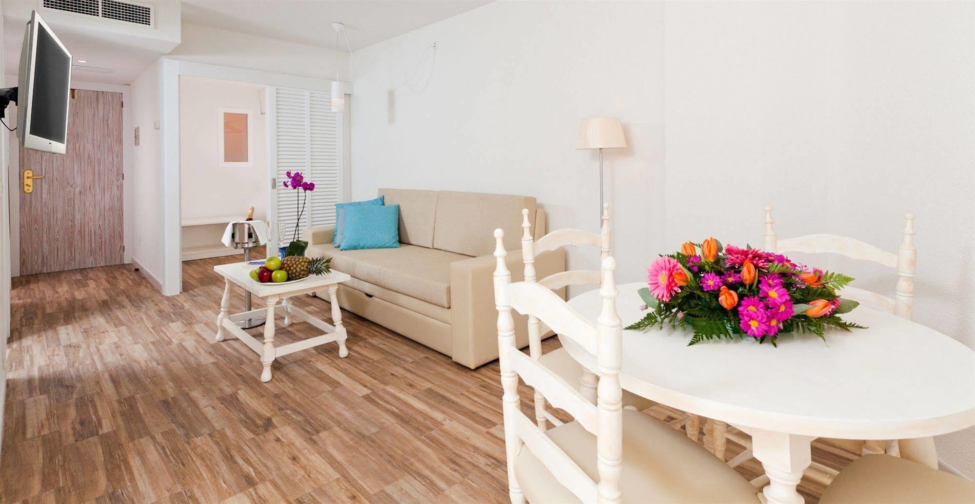 Fergus Style Cala Blanca Suites Santa Ponça Zimmer foto